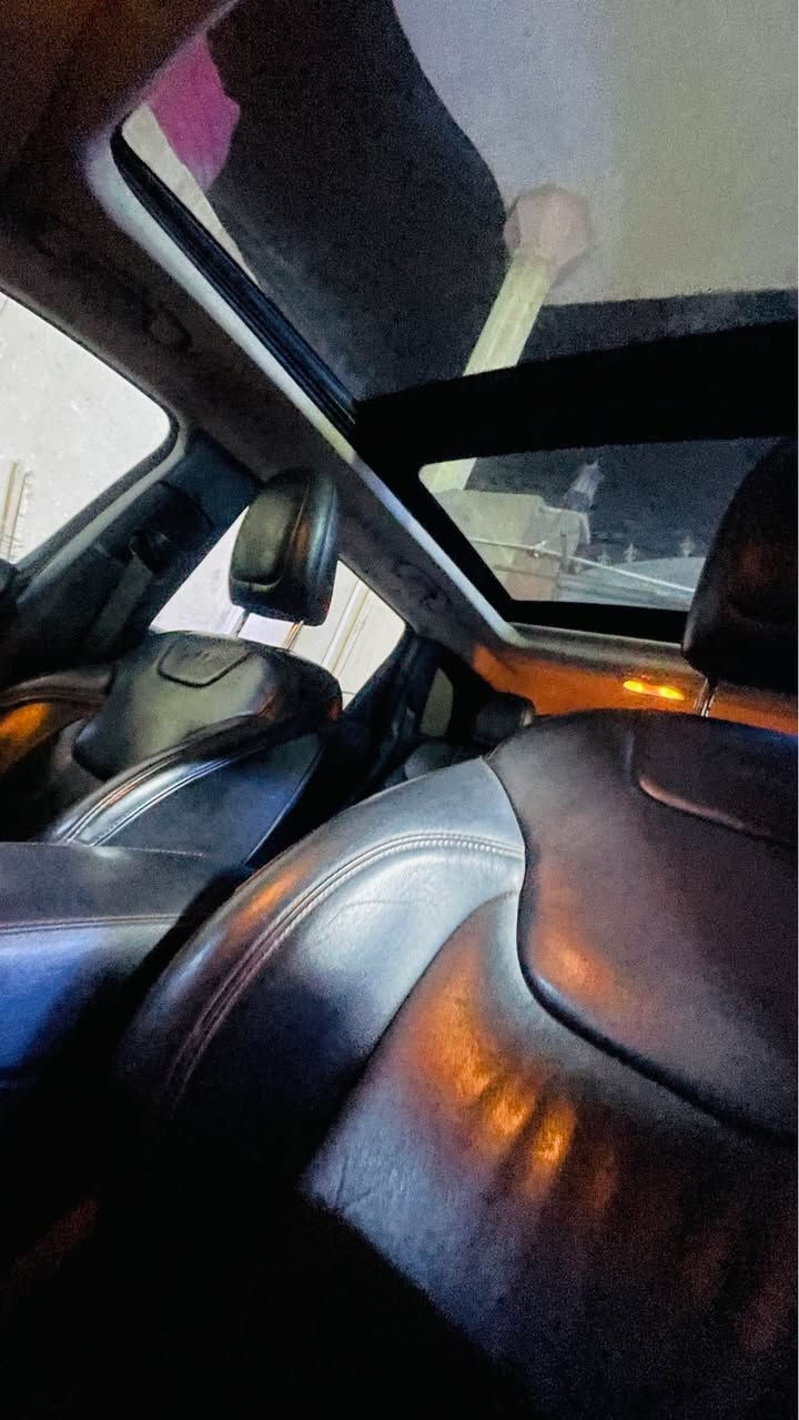 جيب شيروكي Limited(V6) موديل 2017  —    للبيع (V6)
سيارة نظيفة جداً من الداخل والخارج، استخدام بسيط ومحافظ عليها ✨
🌟رقم أربيل بأسمي مباشر بيها بعد 5 سنوات 
هزة و فحص جديد

🔹 المواصفات:
 • تشغيل بالبصمة + دخول ذكي مع ترحيب بالسائق
 • سقف بانورامي زجاجي واسع
 • مقاعد جلد طبيعي فاخرة
 • تدفئة في المقاعد والمقود (الستيرن)
 • مكيف مزدوج التحكم مع فتحات خلفية
 • شاشة لمس كبيرة مع بلوتوث وUSB
 • كاميرا خلفية + حساسات أمامية وخلفية
 • نظام تثبيت السرعة (Cruise Control)
 • مقود متعدد الوظائف مغطى بالجلد
 • نظام دفع رباعي ذكي (4×4) بعدة أوضاع (Auto – Snow – Sport – Sand/Mud)
 • جنوط ألمنيوم 18 إنش أصلية
 • إضاءة LED نهارية
 • عداد رقمي مع شاشة معلومات للسائق
🔹 الحالة الميكانيكية:
 • تخم تايرات جديد 🔧
 • حدادة السيارة جديدة بالكامل
 • المحرك والكير بحالة ممتازة جداً مع كفالة ✅
📍 الموقع: البصرة
📞 للتواصل:***********
💰 السعر:130، مع مجال بسيط بالتفاوض Singapore
