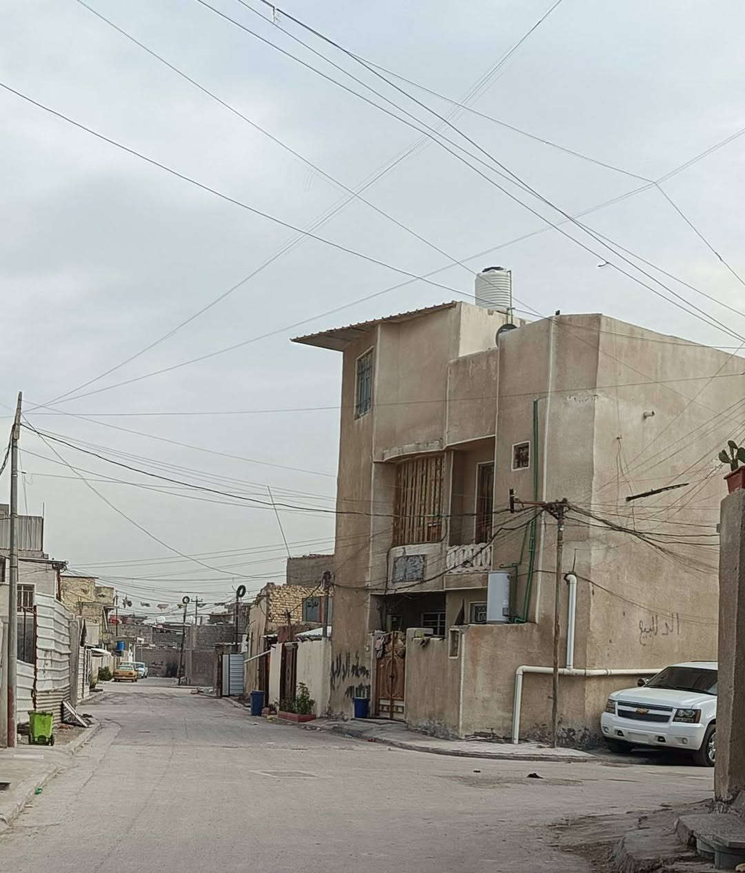 السلام عليكم 
دار للبيع مساحة 100م واقع حال 
يحتوي على كراج + استقال + حولي + صحيات + منور غرفه نوم + سطحين 
بناء طابوگ.. عالي عن الشارع كلها سيراميك وكاشي 
سند اصفر 
حي البساتين حي السلام
من جهة المستوصف.  نهاية فرع اسواق العائلة 
اكثر استفسار اتصل 🗣📲📞
***********
