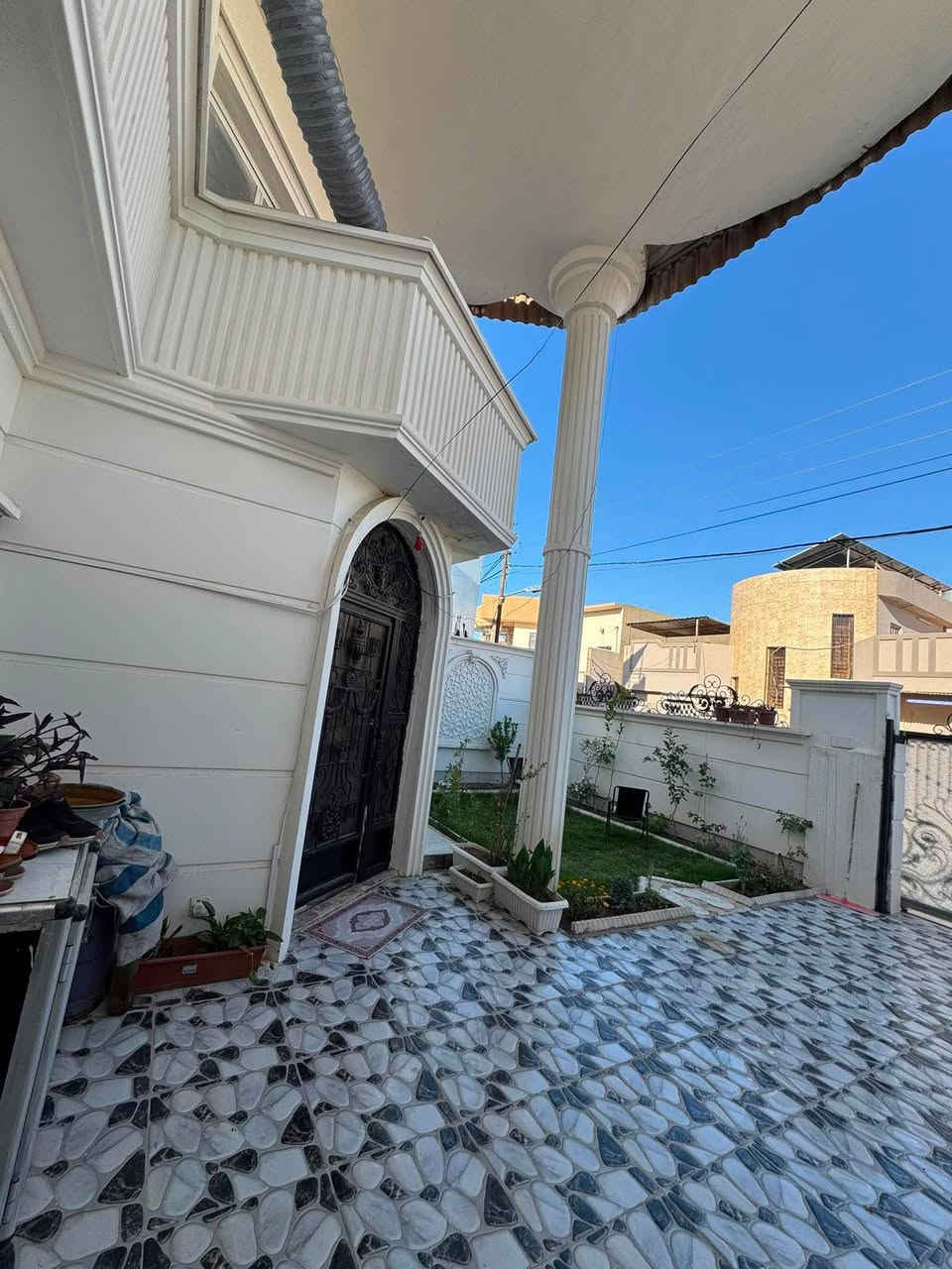 دار للبيع طابو ملك صرف مساحة 250طابقين موقع حي خضراء خلف بنزين خانة//4غرف نوم واستقبال هول مطبخ وصحيات كراج حديقه البيت فول سيراميك سقف مغربي واجهه فلين نضام دكت اي استفسار عله خاص او اتصل ***********

