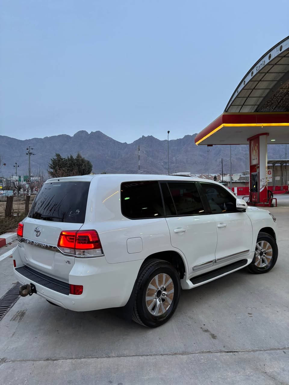 تۆیۆتا لاندکروزر وەنەوشە ٢٠١٦ 
مانگی ٦ 
جي ئێکس ئاڕ 
٨ پستۆن 
فول مواسفات
ناو زەرد سلایت 
٨ پەرەشوت 
کوشن جڵد 
حاسە پێشو دوا 
٣ شاشە 
کامیرە 
ئاوێنە کارەبا و شەفت
سەلاجە
تەبرید مەرکەزی
دەرگا بەسمە 
شەغال
بەخاخ لایت
کوشن کارەبای 
سوکان ڤۆلیۆم 
تەعدیل سورعە
نیزام ئیکۆ
وە زۆر موسفاتی تر 
١٤٠ هەزار کیلۆمەتری حەقیقی رۆشتوە 
سەیارەکە یەک دینار مەسرەفی نیە مالێ دۆستە 
لۆک ماوەتەوە لە رەسمەکان جوان ترە 

سەیارەکە پارچە رەشە و یەک بست پێش سلایت
پەمپە لەسەر ساخی پێشو پشت کەپس بێ ناو گرتن 

***********
*********** رانية, السليمانية
