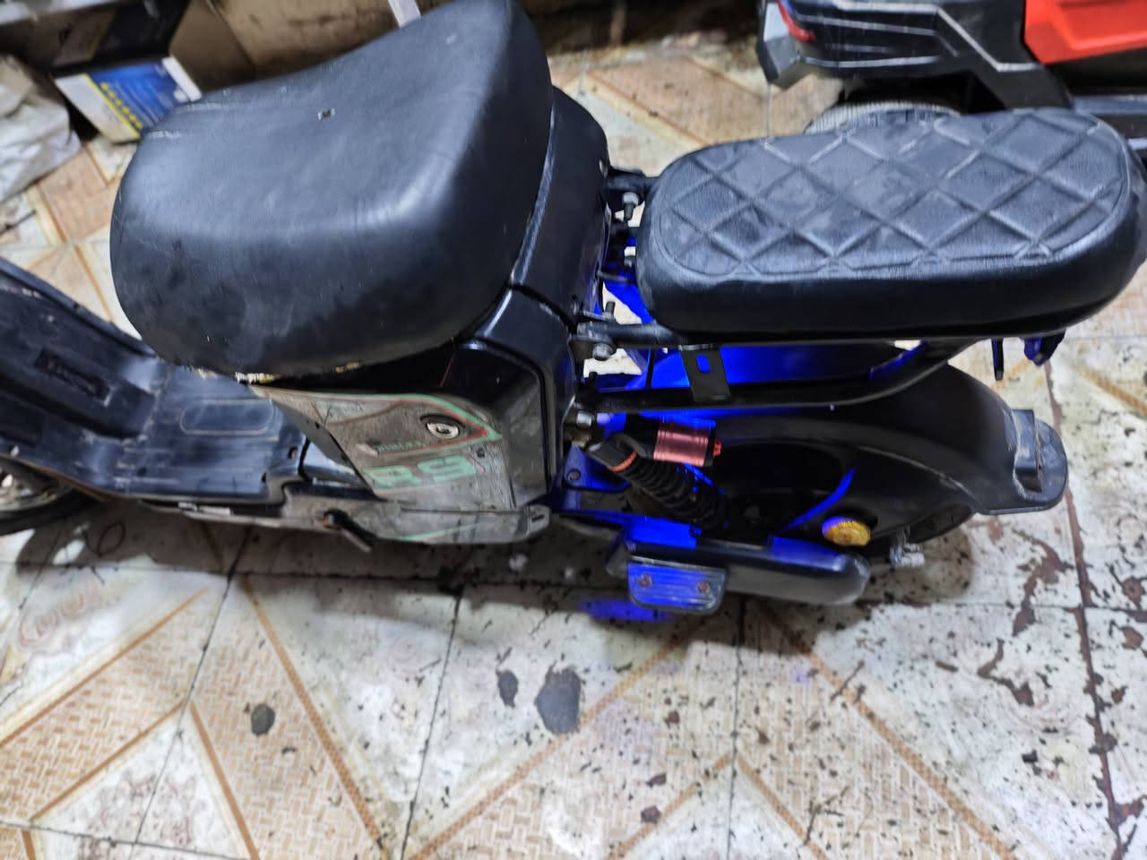 سلام عليكم R9 شوف العين شغاله وكلشي مابيه وين متريد اطلع بيه بطاريه 16 بيه وبيه كسور بل الكفرات شاحننته موجوده  سعره 200 الف للتواصل ***********
