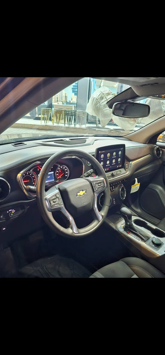 السلام عليكم للبيع شوفرليت بلايزر  موديل 2025 لون مميز مواصفات 2LT  السياره زيرو ماشيه 1000 مايل رقم اربيل حادث جاملغ بنيد بدون شاصي ايرباك ستيرن راجع سستم السعر 205 للستفسار الاتصال ***********
