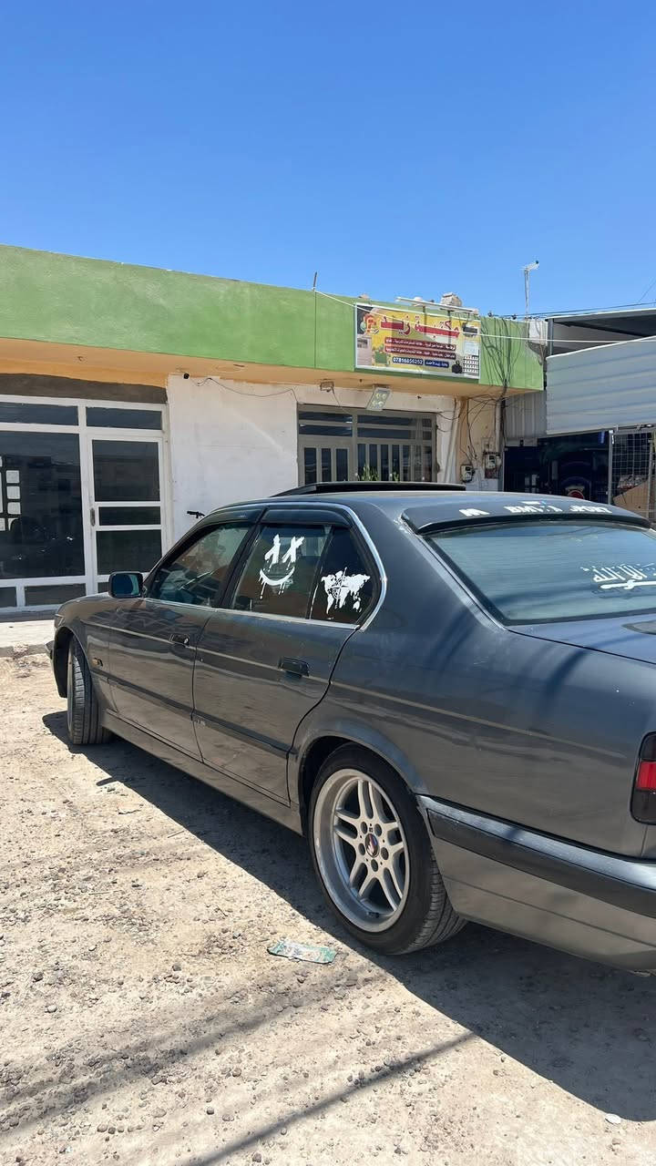 بي ام دبليو موديل 1990 حجم 525i اصل مسكر فانوس كير ومحرك وصدر شرط مصبوغه عام 
تبريد شغال 
غرفه جديده 
ويل M اصلي
دعاميه اماميه M
كهربائيات كلها شغاله 
فتحه سلايت
تخم تاير جديد 
رقم شمالي باسمي سنويه لل31
عليها اكزوز رياضي على الريموند 
السياره نصبتها كلش حلوه 
مكاني الانبار فلوجه
مرواس حسب القناعه


**إذا كنت صاحب هذا الإعلان وتريد حذفه لأي سبب، رجاءا أرسل رسالة إلى الدعم الفني**