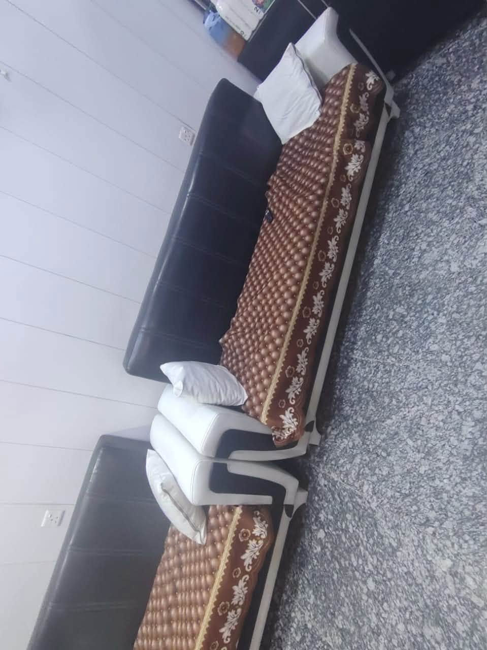 السلام عليكم اغراض صالون للبيع
كراسي عدد 2 
قنفات عدد 5 
قاطعه ورف بنفس الوقت العدد 1
ميز مرايه مثل مموضح بالصوره العدد 3
جهاز بخار العدد 1 
راسلني خاص او وتساب 
***********
