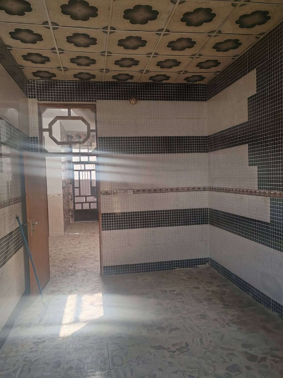 اعلان دار للبيع
دار سكني طابو زراعي مساحته 125 متر 
يقع في حي الغدير قرب المتنزه 
خلف مديريه الشرطه 
يحتوي على غرفه نوم واحده وصاله واستقبال ومطبخ وصحيات داخليه و خارجيه بناء حديث 
للاستفسار مراجعه مكتب الكوثر للوساطة 
او الاتصال بالرقم ***********
