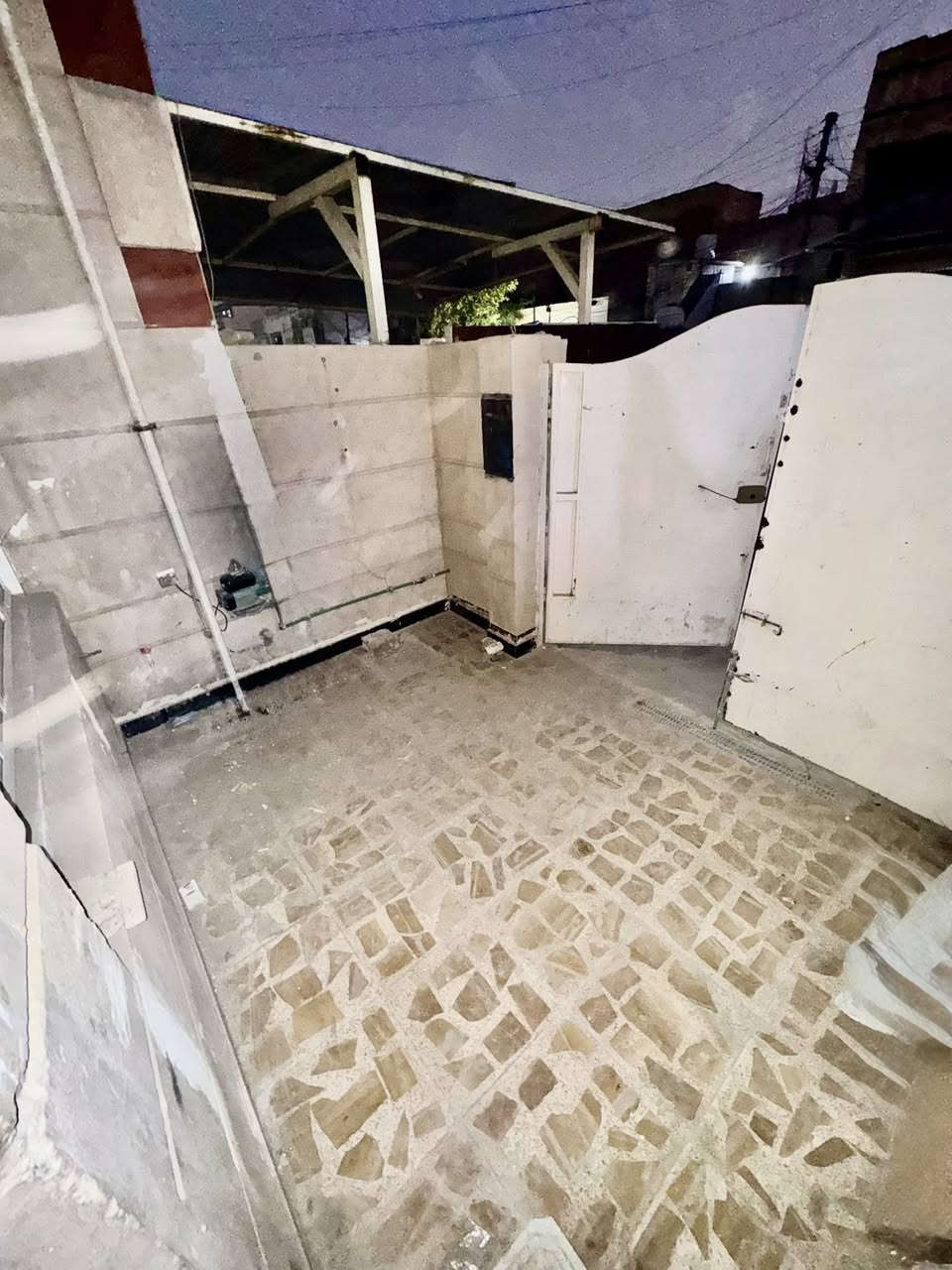 🔸 دار #للايجار ✅
65 متر بناء سنة 2020 نضيف مرتب 🔑كامل مكمل

🔸الطابق الارضي1️⃣: كراج واستقبال ومطبخ حار وبارد كبير وصاله كبيره وصحيات
الطابق الثاني2️⃣: غرفتين نوم كبار وبلكونه 

🔸موقع ممتاز📍الشعب مقابيل مطعم حجي عادل 
على شارع السايدين الفرطوسي ( شارع عريض )
 
🔸السعر الايجار : نهايته 500الف قفل رجاءا بلا احراج

🔸مع الدار #محتويات تبقى بالدار للستخدام وللستفاده  ماطور ماء +سخان + تانكي + واير سحب وجوزه كاملات مع واير انترنيت +محتويات وكهربائيات الدار 
#ملاحضه التاكد من قراء المنشور قبل لاتتصل وتتعنه  هل يناسبك او ميناسبك كافا التفاصيل مذكوره واضحه مع الصور تحياتي للجميع

معروض بمكتب ابو علي الدراجي للعقار 🏛️
الشعب-نهايت شارع الصحه-مقابيل كرزات ركن الصحه 
*********** 📞
*********** 📞 
 *********** 📞
