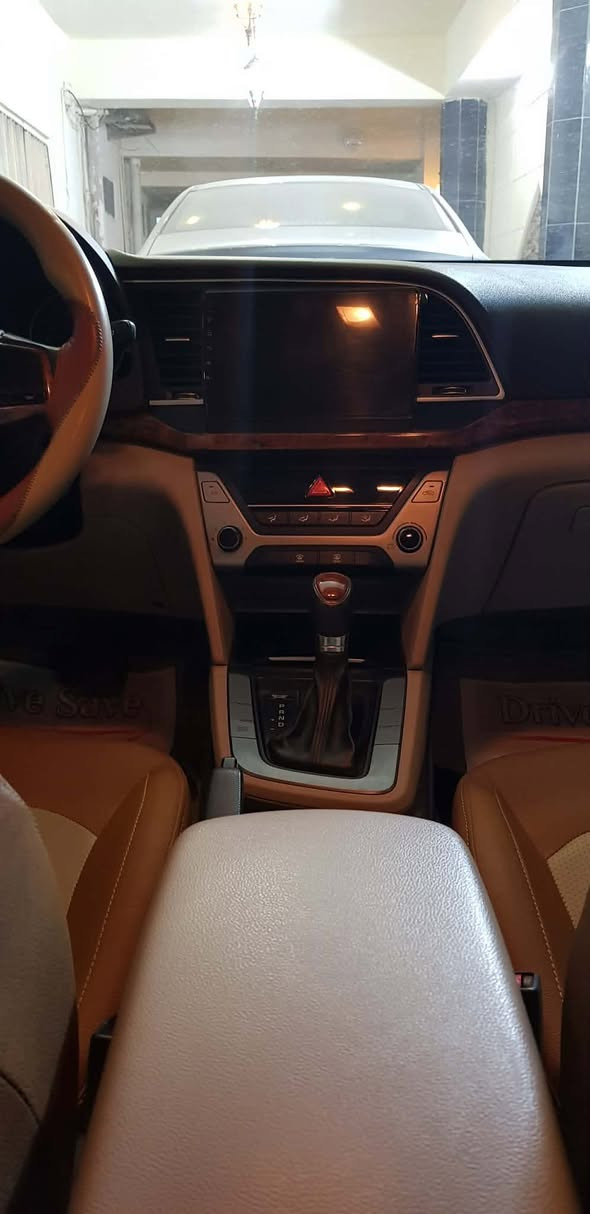 السلام عليكم النترا سوبر ٢٠١٩ مكفوله كفاله عامه حته الدعاميات بدون صبغ بدون بارد بدون تبديل بدون فتح السياره جديده لوك لوك السياره فول مواصفات سوبر  كشنات جلد سلايت حساسات شاشه كاميرا مري شفط تبريد قطعتين السياره جاهزه من كلشي بدون نقص ماشيه ٩٢ الف السياره بأسمي هزه جديده ارقام انكليزي مكاني بغداد ***********
