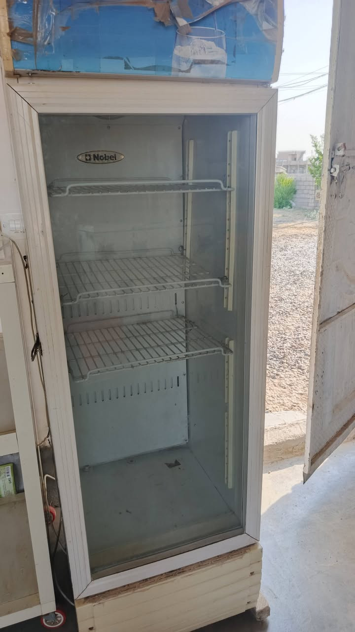 للبيع
ميز جام خانه مترين تقريباً 
 رفوف جدار 4 امتار
براد عارضه نضيف 

اتصل ***********

