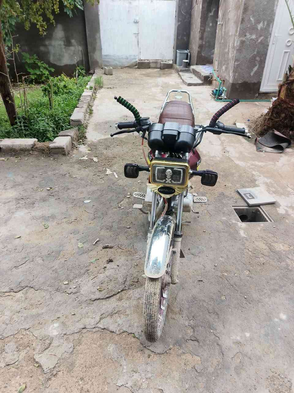 سلام عليكم
سيفان للبيع موديل 25 اوراق كامله دراجه شوفت عينك جديده ومكفوله بيها طعجه صغيره بتانكي دراجه وصخه ما مغسوله باتري جديد سلف هندر كهربائيات كلها شغاله 
العنوان ديالى الخالص رقم *********** راسلني خاص وتدلل
