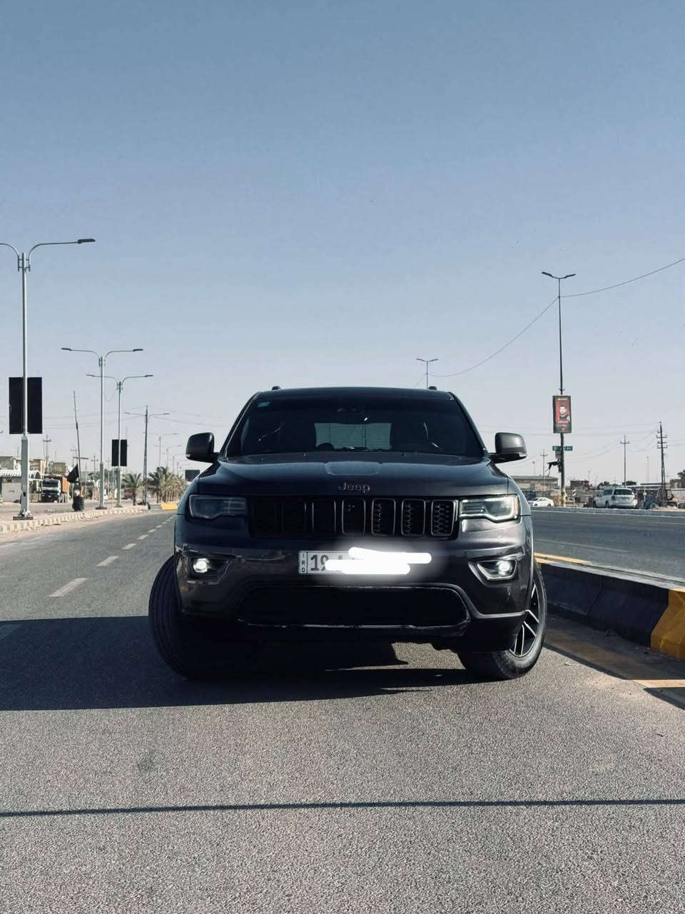 السلام عليكم 
جيب كراند شيروكي تريل هوك (رقم كربلاء) 
الموديل : 2017
المحرك : V6.  3.6L .
* المواصفات :
 * رادار مع مانع تصادم امامي . 
* تحذير الخروج عن المسار . 
* نقطة عمياء .
* دفع رباعي 4x4 . 
* فرش المقاعد من الجلد  الفاخر
* المقاعد الأمامية كهربائية .
* ذاكرة لحفظ وضعيات الجلوس . 
* المقاعد الأمامية تدفئه + تبريد 
* مقود السائق كهربائي . 
* تدفئة ستيرن . 
* سقف بانوراما .
* شاشه 8.4 انج .
* نظام الملاحة (GPS) . 
* نظام خاص للطرق الوعرة . 
* مصابيح امامية زنون . 
* المصابيح الأمامية مع LED لايت . 
* كشافات الضباب زنون . 
جكات تصعيد وتنزيل السياره
* تشغيل عن بعد .
* صندوق كهربائي .
*  حساسات أمامية . 
*  حساسات خلفية .
* كاميرا خلفية .
* مرايا بخاصية التعتيم الذاتي . 
* بلوتوث تلفون . 
* محدد سرعة . 

* مكان السياره /النجف لاشرف 
بيع او مراوس بسورنتو 

***********
***********

