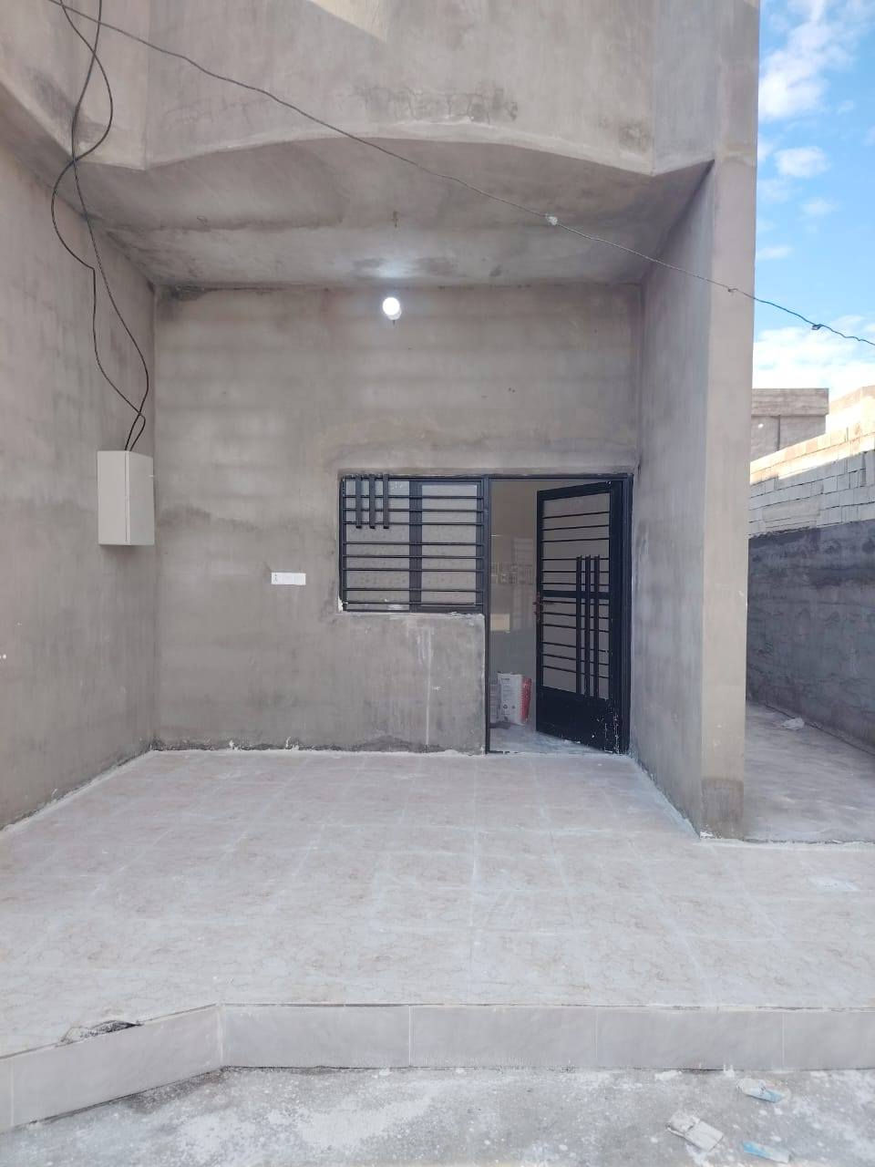 السلام عليكم للبيع بيت زراعي مساحه قطعه 280 متر البناء ١٦٥ متر يتكون من 2 غرف نوم مطبخ وهول وربعه وصحيات خارجيه سقوف ثانويه سيراميك البيت بعده زيرو صفر محد ساكن بي كدامه شارع تبليط جديد حديقه  بيع مستعجل السعر من الاخير 55 مليون بي مجال شي قليل المكان العلم روتانا للاستفسار على الرقم وحياكم الله ***********
