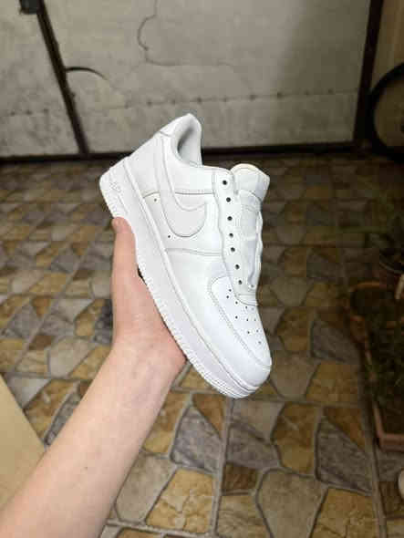 حذاء نايك اير فورس قياس 40 25 سانتيم  الحذاء ملبوس مره وحده فقط باله أوربي اصلي تصفيات السعر مناسب للاستفسار ***********
