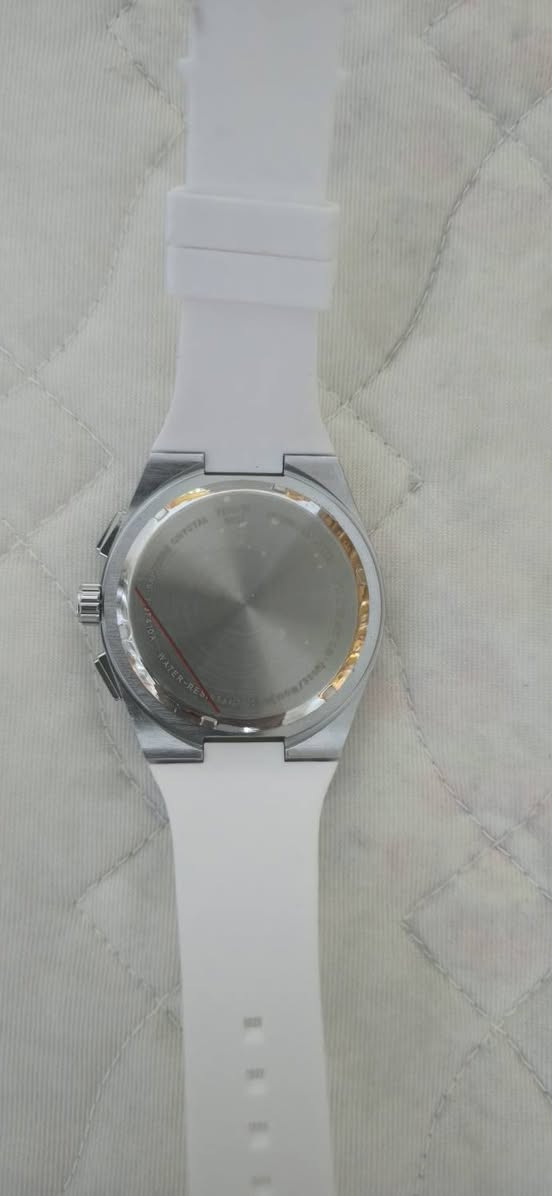 السلام وعليكم من رخصت الادمن المحترم يم اعلى سعر ابيع ولي ميعرف شنو هاي الساعه لا يطب يعلق رجأن

هذه الساعة هي Tissot PRX Chronograph، وهي جزء من مجموعة Tissot PRX الشهيرة التي تتميز بتصميم رياضي كلاسيكي مستوحى من أواخر السبعينيات.
Tissot
Tissot
 +1
إليك أهم تفاصيل هذا الموديل بناءً على الصورة:
الموديل: Tissot PRX Chronograph (يُعرف أحياناً بموديل T137.427.11.011.01 في النسخة المعدنية).
المميزات الرئيسية:
الهيكل: مصنوع من الفولاذ المقاوم للصدأ (ستانلس ستيل 316L) بتصميم هندسي مميز.
المينا: تأتي باللون الأبيض أو الفضي مع أقراص فرعية سوداء أو زرقاء داكنة (تصميم الباندا العكسي).
الوظائف: تتضمن وظيفة الكرونوغراف (ساعة إيقاف) وعرض التاريخ بين الساعة الرابعة والخامسة.
الحركة: النسخة الأصلية تعمل بحركة أوتوماتيكية سويسرية (Valjoux A05.H31) مع احتياطي طاقة يصل إلى 60 ساعة، وتتوفر نسخ "هاي كوالتي" تعمل بنظام الكوارتز (البطارية).
السوار: الساعة في الصورة مزودة بـ سوار ربر (مطاطي) أبيض، وهو خيار شائع لإعطاء الساعة مظهراً رياضياً وعصري


**إذا كنت صاحب هذا الإعلان وتريد حذفه لأي سبب، رجاءا أرسل رسالة إلى الدعم الفني**