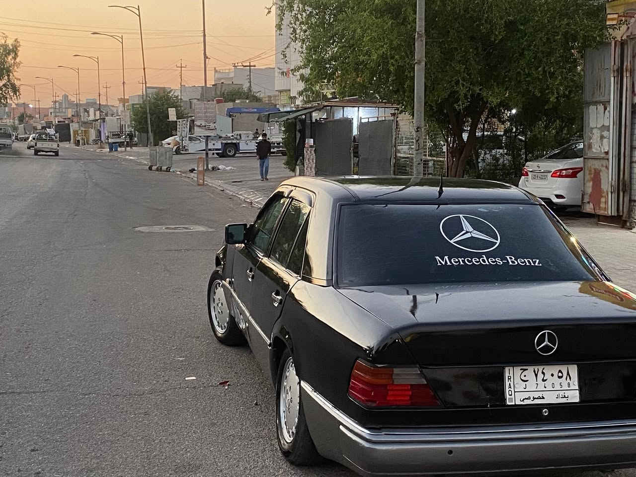 مارسیدس ١٩٨٧سەنەوی تازە بەسەر چوە  رەقەم بەغدادە مەشروع وەتەنی سبوغ عامە بۆ جوانی گیرو مەحرک بەطەی لەسەرە هیچ نوقسانی نیە سەیاررکە تابلی جوانە مالی دۆستە سعری ٤٨وەرەقەو مەجالی تیدایە 
تکایە مشتەری نیت تیل مەکە سەرمان مەیەشینە  
***********

