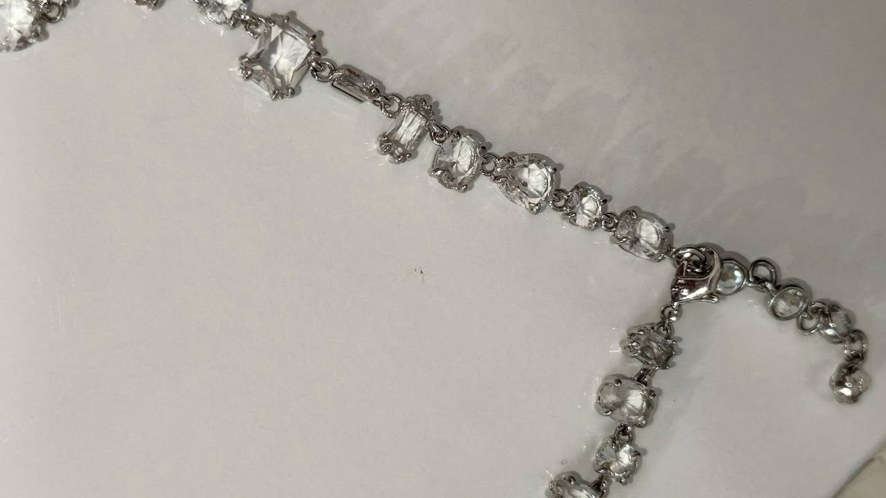 اكلادة اسوارفسكي الاصليه من احدث الاصدارات انتبهلي الاصليه ختم بجعه ختمين احجارها اشكالها مختلفه كل حجر يختلفزعن الحجر الثاني يجي وياها دفترين وكارت وعلتين وباركود  تفاصيلها كلش هواي قيم بلي يرضي الله سعرها بلمواقع 350 الئ 400 دولار انطيني سعر مرتب بيها عند اعلئ سعر بس الي يعرف بيهن يعقل


**إذا كنت صاحب هذا الإعلان وتريد حذفه لأي سبب، رجاءا أرسل رسالة إلى الدعم الفني**