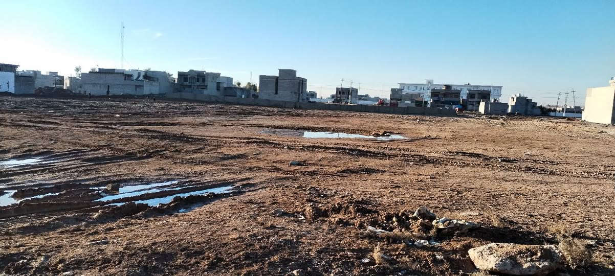 السلام عليكم عرض قطع اراضي المساحة حسب الطلب زراعي سند 25 المكاتبة مع الشرعي الموقع بين كلية الحياة ومجسر السادس موقع مميز الشراء حسب مرتسم الارض المذكور في الصور 
سعر المتر 170 الف شوارع تيكلة فقط والماء والكهرباء قريب الاتصال
مكتب انوار الخير مقابل الكمرك قرب مول تيم مارت واعدادية الصناعة 
***********
***********
