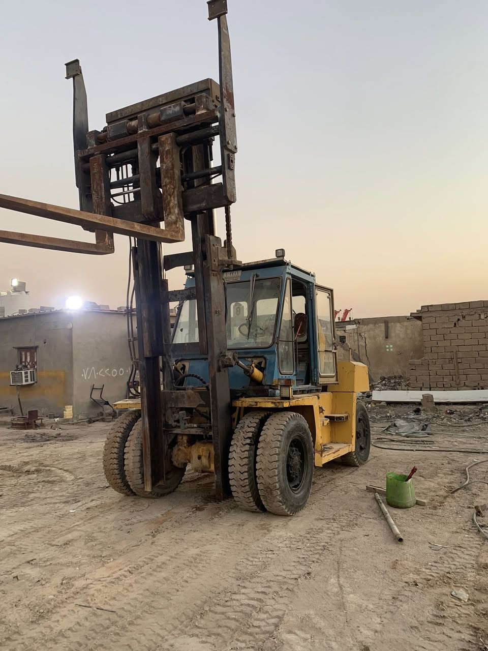 شوكيه كوماتسو 10طن محرك ازوزه مديل 2000رقم وسنويه جاهزه للعمل العنوان البصره الزبير ستفسار***********
