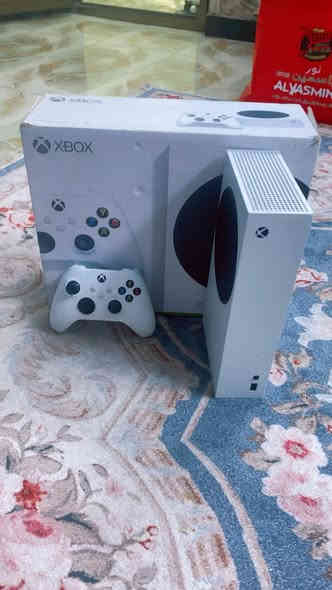 سلام عليكم 
اكس بوكس سيرس اس 
للبيع 
ذاكره نص تيرا 
جهاز نضيف كلش 
استخدام قليل 
كامل ملحقات 
سعره 325 وبي مجال بسيط 
مكان كراده 
***********
