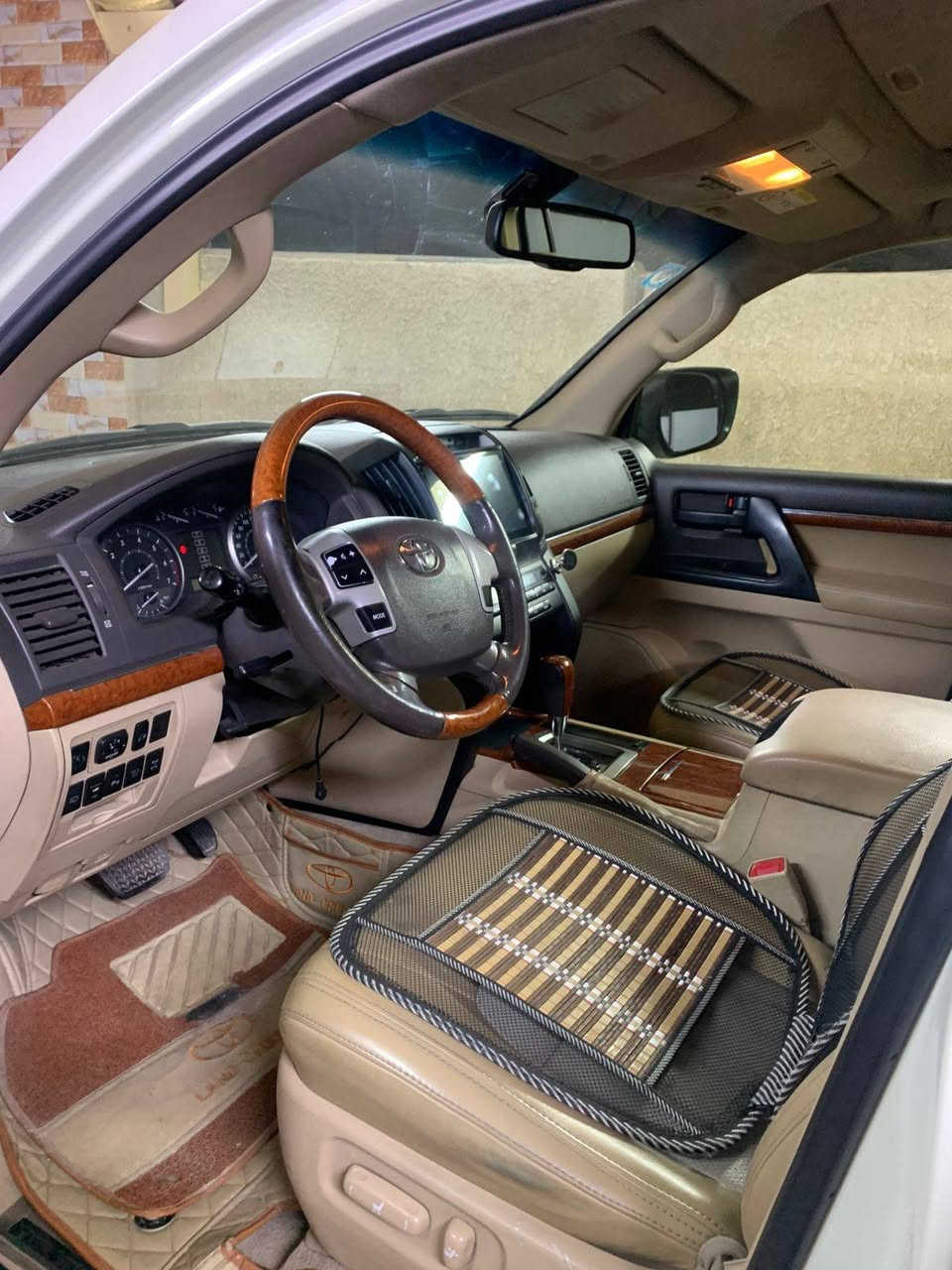 السلام عليكم...
لاندكروز فطيم موديل 2015 رقم بغداد بأسمي ماشية ٢٠٠ الف حقيقي السيارة جديدة جدا بيها صبغ اثر شخط اسفل الجاملغ الخلفي ربعة ومكانين بارد بسيط مقدار شبر 
مكانها بغداد
السعر /365 $
الاتصال/ ***********
