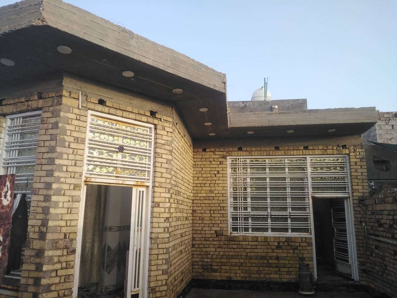 اللهم صلي على محمد وآل محمد
بيت زراعي سند ٢٥ مشمول
مساحة ٢٣٠م
الواجهة ١٠م النزال ٢٣م
بي غرفتين٥x٤
هول كبير ٥x٦
استقبال كبير ٧x٤
صحيات خارجية وداخلية
كراج كبير يكفي لسياتين وستوتة 
يباع البيت مع أغراضه ويمكن بيع نصف البيت حسب رغبة المشتري
للاستفسار عن السعريرجى الاتصال على الرقم *********** بي وتساب 
العنوان/ديوانية مركز حي الجامعة نهاية شارع ٢٠ قرب معهد الجامعة المركزي
ملاحظة/آني مكلف بالنشر فقط وما ارد على الماسنجر
