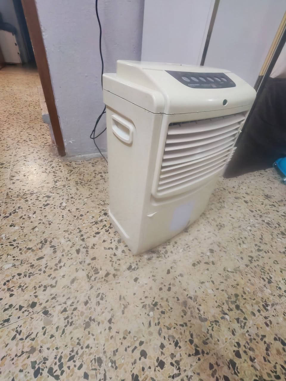 السلام عليكم كونفيرا عل شحن وكهرب بس باتري ما بيها شرط تفحص تأخذها باتري السياره هم تشتغل السعر٥٠ بيها مجال بسيط


**إذا كنت صاحب هذا الإعلان وتريد حذفه لأي سبب، رجاءا أرسل رسالة إلى الدعم الفني**