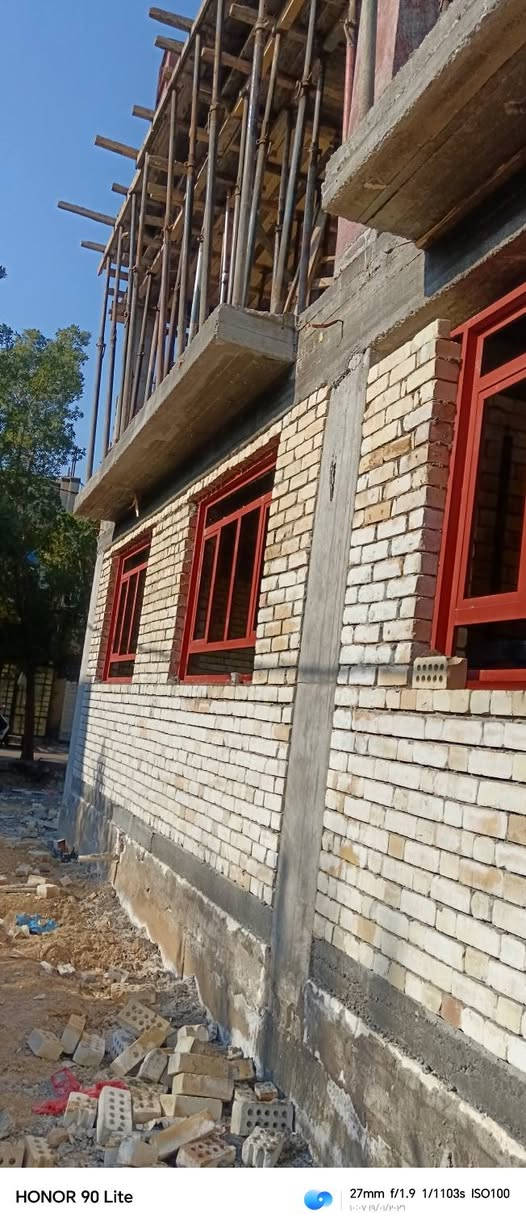 #بناء_هيكل

بناء الدور السكنية و الابنية التجارية 
بناء هيكل للدور السكنية سعر المتر 185 الف دينار
بناء هيكل للابنية التجارية سعر المتر 220 الف دينار
مواصفات العمل
-حفر الارض 40 سم .
-فرش طبقة من السبيس ويحدل بحادلة 20 طن .
-رش مادة الكلوردين فايروسي المضادة للارضة والحشرات.
-فرش نايلون زراعي بعد الحدل .
-عمل منظومة مجاري متكاملة حسب المخطط بأنابيب (4 انج) امل الشريف او سمارت .
-تسليح الاساس مع جسور حسب المخططات الانشائية .
-صب الأساس  الرفت بارتفاع (40 سم) صب مركزي C35 .
-ارتفاع الطابق الارضي 3.2 متر صافي و الطابق الثاني 3 متر صافي .
-البناء وتقطيع البيت بواسطة الطابوق الجمهوري الاصفر  حسب المخططات الانشائية .
-صب السقف بارتفاع (20 سم) مع عمل رباط فوق الاضلع 30سم للطابق الارضي
-تقطيع الطابق الثاني بالطابوق الجمهوري (9 انج).
-صب الطابق الثاني بنفس مواصفات الطابق الأرضي مع التقطيع حسب المخطط.
-ارتفاع الستارة (120 سم) مع ارتفاع السياج (180 سم). 
الاسعار والمواصفات ل مساحة 100 م واكثر 
شرط العمل يكون طابقين او اكثر..
للتواصل والاستفسار
مراسلة واتساب ***********
