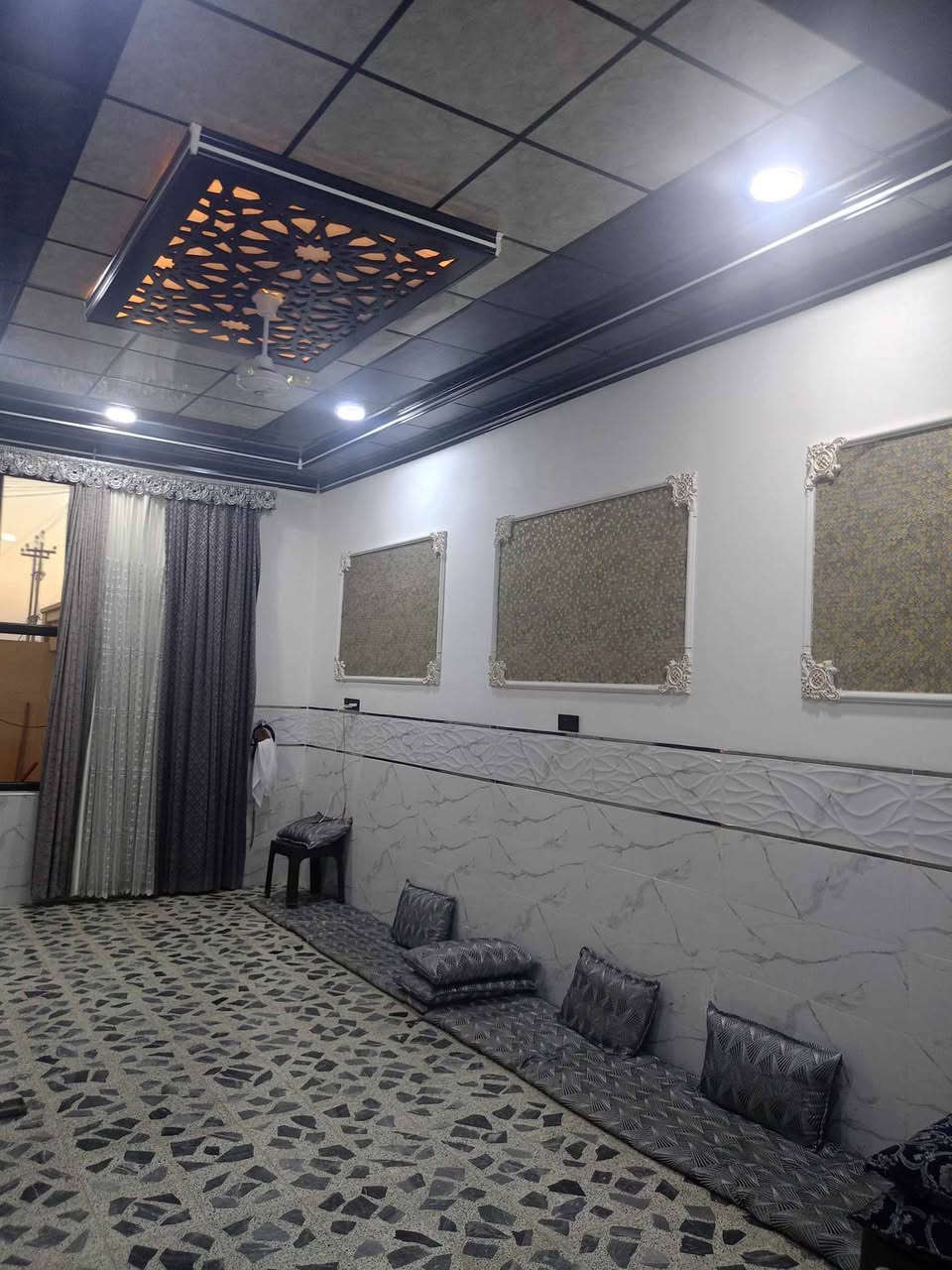 دار للبيع او معارض🏠
📑 📄 سند طابو الأيمن 
مساحة الدار 200 متر واجه 8متر نزل 25
6🛌 نوم
2 هول
استقبال كبير
مطبخ حار بارد
موقع الدار مشيرفه الثانيه جمعية النسيج خدمات ماء كهرباء شارع تيكله 
بناء🦺 📏 📐 🪏 🪟 حديث
للأستفسار أكثر الاتصال على الأرقام التاليه
***********
***********
***********
