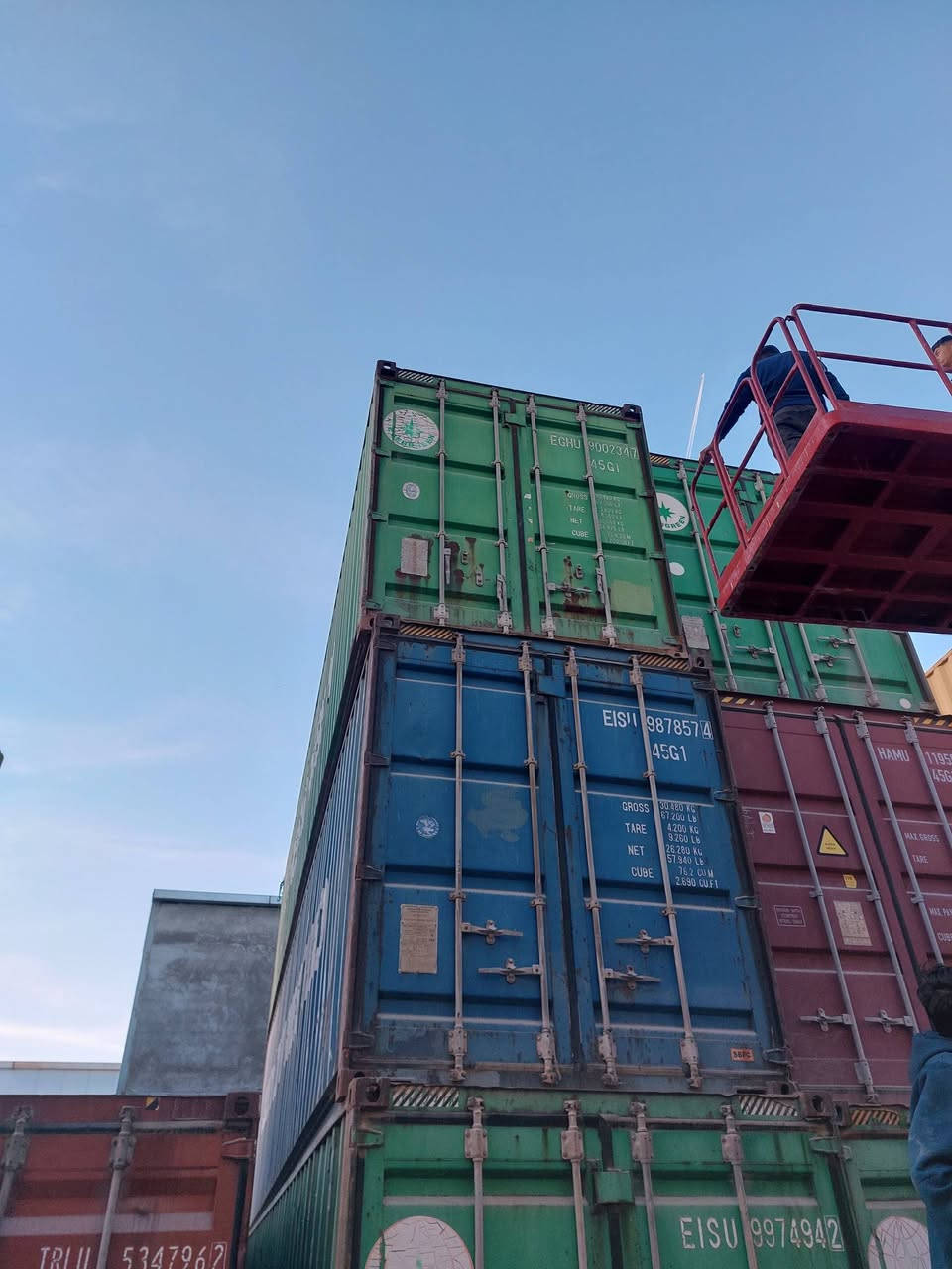 توجد حاويات لبيع البصره  لون خظراء طول 12متر التصال ***********
