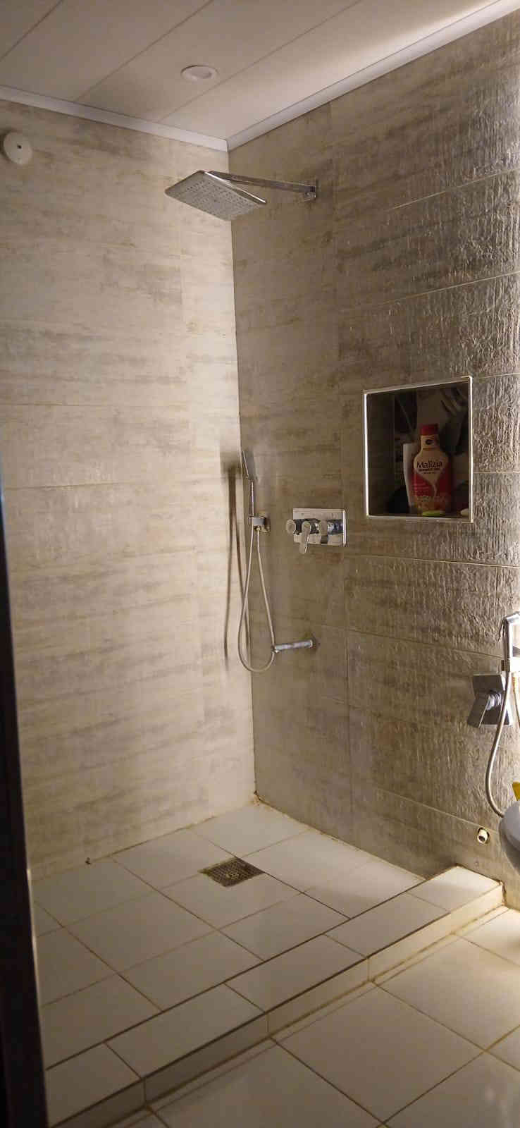 سلام عليكم دار للبيع مساحة ٢٠٠م الواجهه ١٠م نزال ٢٠م جكوك من جهة الكاظمية يحتوي على مطبخ و صالة استقبال + حمام ضيوف + غرفتين نوم + حمام + صالة الحولي 
الطابق الثاني يحتوي على أربعة غرف نوم + حولي + حمام  
السعر ٧٥٠ مليون 
الرقم :: ***********
