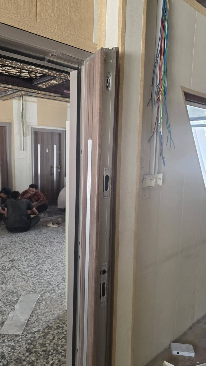 3ابواب. تركي ضخم يسمو باب قاصه  والله الجديد مالته 600الف.  وهذا نضافته 90/100. سعره 150الف الواحد
غماس الشارع العام قرب مطعم بيت الشعر 
كراسي حديد مستعمله اخو الجديد سعر الواحد 8الاف 
***********
3ابواب. تركي ضخم يسمو باب قاصه  والله الجديد مالته 600الف.  وهذا نضافته 90/100. سعره 150الف الواحد
