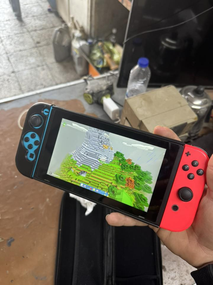 نينتندو سويتش عادي مهكر نضامين نضيف كلش وكامل جنطة وكفر وشاحنة ورام ١٢٨ وبي متجر تنزل اي لعبه ببالك وشحنة فوول للبيع سعرة ٢٥٠ الف او مراوس بغداد الجهاد ماكو توصيل ***********
