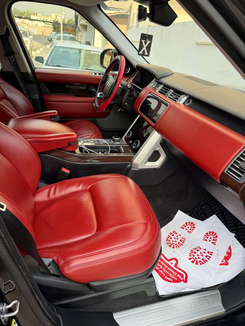 السلام عليكم … أخوان 
رانج روفر فوك للبيع 
موديل 2020 
رقم بغداد الدولي الجديد 
عداد المسافه 65 الف كيلو متر 
السياره فول مواصفات 1/1 
مكينه 6 سلندر 
داخل جلد احمر 
جنطه كهرباء 
دوس كهرباء 
السياره مغلفه كفاله عامه 
مغلفه PPF 
السعر 55000$ وبيه مجال 
للاتصال *********** 
عنوان السياره بغداد زيونه 
بيع او مراوس Webada East, Gampaha
