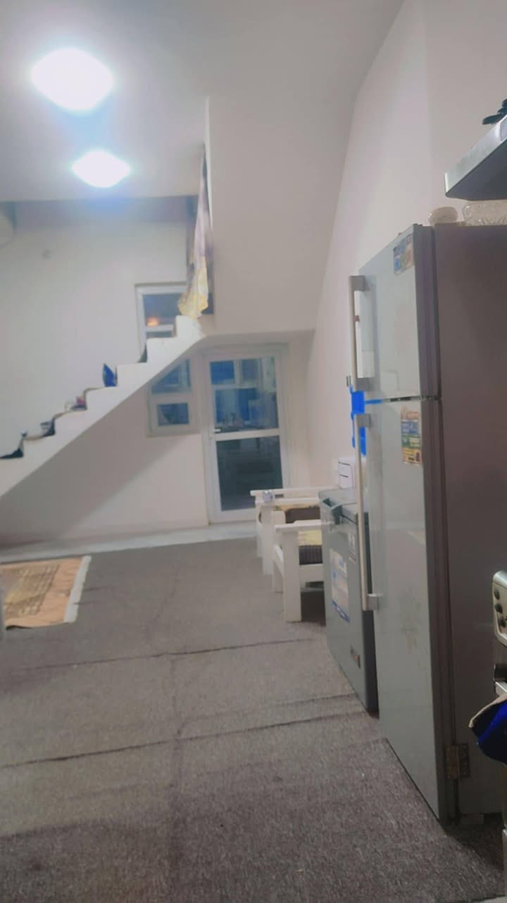 السلام عليكم 
بيت 100 متر طابو زراعي واجهه 7*15 موقع ممتاز  مقابل المدخل الوسطي لقريه الغدير يبعد عن الشارع الرئيسي شارع المطار  150 متر 
بناء درجه اولى مال جناي يتكون من استقبال ومطبخ مفتوح على الصاله وصاله كبيره وغرفه كبيره ومكشوفه كبيره وصحيات داخل وخارج لبخ 3 مراحل سيراميم مطبخ وصحيات ممتاز ارضيه بورسلين نوع ممتاز بناء طابوق جمهوري ينقصه بيتونه وتطبيك السطح 
*********** السعر 65
