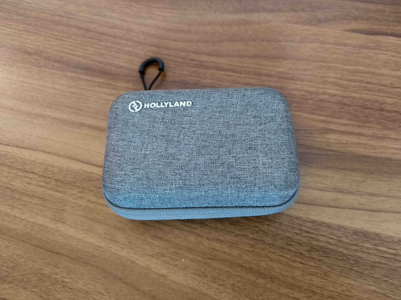 السلام عليكم..
للبيع عدة تصوير احترافية متكاملة، الأغراض مستعملة استعمال قليل جداً وبحالة ممتازة، ما بيها أي خلل أو خدش ومناسبة جداً لصناع المحتوى، اليوتيوبرز، أو المهتمين بالتصوير.
📦 تفاصيل العدة:
1️⃣ كاميرا كانون (Canon EOS 250D): كاميرا غنية عن التعريف، شاشتها متحركة (تفيد جداً بالفلوقات)، مع عدسة كانون الأصلية (18-55mm IS STM).
2️⃣ مايكروفون لاسلكي (Hollyland Lark M1): مايك احترافي، نسختين (قطعتين إرسال وقطعة استقبال) مع علبة الشحن وكل وايراته، عزله يجنن وصوته نقي جداً.
3️⃣ ترايبود احترافي (Jmary KP-2294): حامل كاميرا وموبايل متين وثقيل، بي ميزة التصوير الأفقي والعمودي (Top-down) يفيد بتصوير المنتجات على الميز.
4️⃣ إضاءة (Softbox): سوفت بوكس مع الستاند الخاص بي، ينطي إضاءة ناعمة واحترافية للفيديو.
5️⃣ ذاكرة خزن (SanDisk Ultra 256GB): رام مساحة عملاقة وسريع جداً (150MB/s) يتحمل تصوير فيديوهات طويلة بدقة عالية بدون تقطيع.
6️⃣ حقيبة كاميرا (Canon EOS): جنطة أصلية ومبطنة لحماية الكاميرا والعدسة.
💡 ملاحظة: العدة تنباع كاملة سيت واحد.
📍 المكان: بغداد - جسر ديالى.
📞 للتواصل: [***********].
💵 السعر: [900,000] بغداد, العراق
