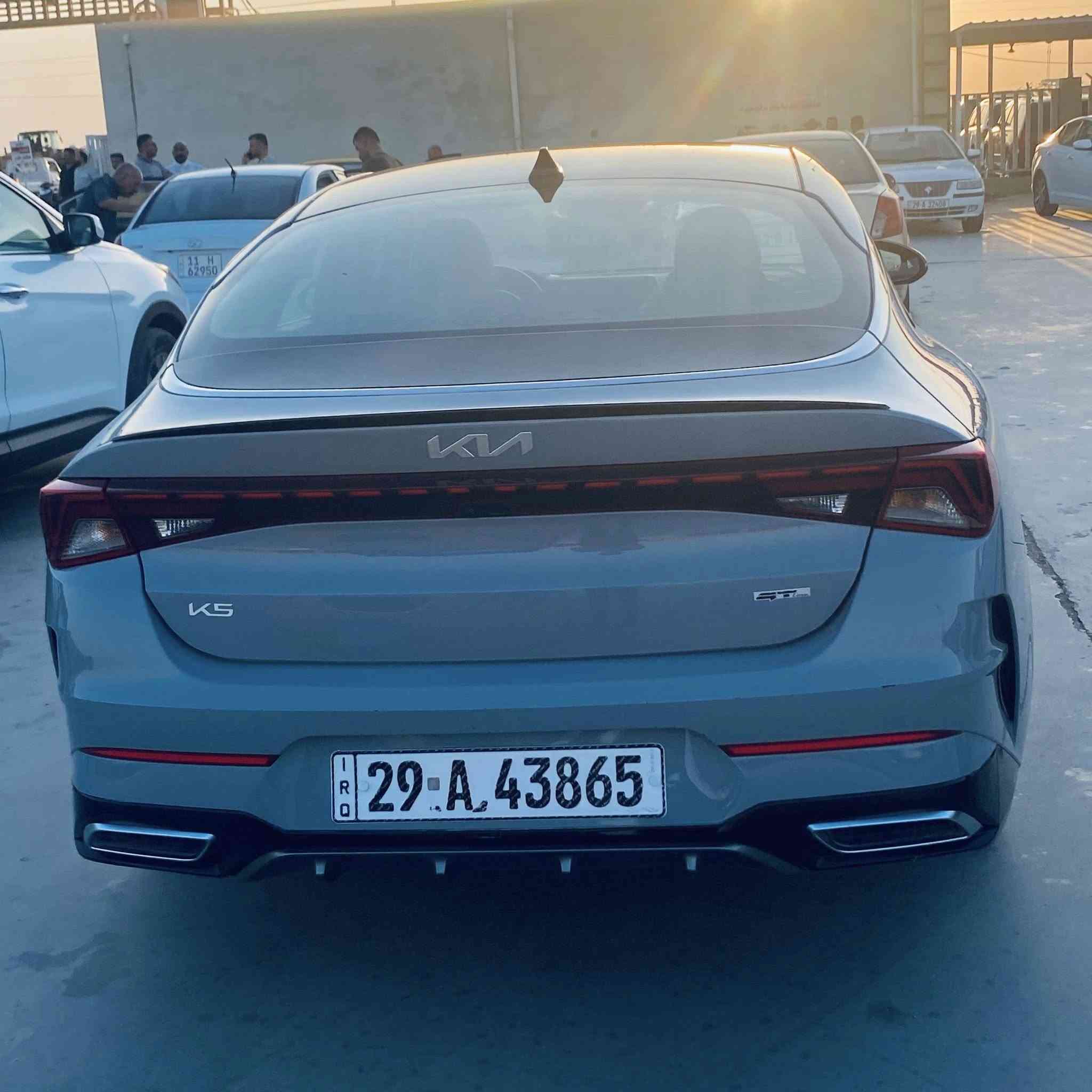 سلام عليكم k5 موديل 23 حره بأسمي  رقم أنكليزي واسط  تحويل ثاني يوم مواصفات جيتي لاين فول بنوراما محرك 1600 تيربو سيارة جديدة بدون دواخل  صور الحادث مرفقة السعر 153  للمعلومات ***********
