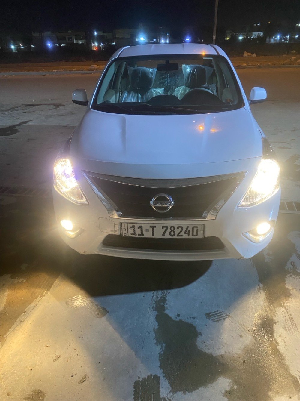سيارة نيسان جديدة للبيع، بحالة ممتازة، مع بلاستك حماية المقاعد. لونها أبيض وتحتوي على تجهيزات داخلية حديثة. مناسبة للاستعمال اليومي بكفاءة عالية. للاستفسار أكثر، يرجى الاتصال.