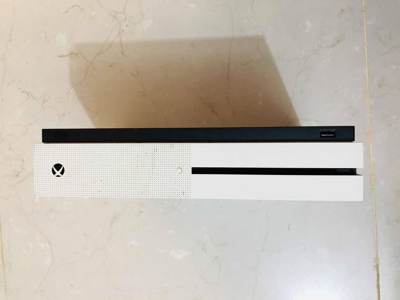 Xbox One S نظيف جداً (غير مفتوح) مع مجموعة ألعاب Call of Duty
تفاصيل العرض:
​الجهاز: Xbox One S (إكس بوكس ون إس) بلون أبيض مميز.
​الحالة: الجهاز بحالة الوكالة، نظيف جداً واستخدام شخصي راقي.
​الصيانة: شرط غير مفتوح للصيانة سابقاً (براغي الوكالة موجودة) ولا يعاني من أي مشاكل تقنية أو حرارة.
​الملحقات: يد التحكم الأصلية (نظيفة جداً) + كابل الطاقة + كابل HDMI الأصلي.الذاكره واحد تيره 
​الألعاب المرفقة (أقراص أصلية):
​Call of Duty: Modern Warfare
​Call of Duty: WWII
​Call of Duty: Black Ops III
​Call of Duty: Infinite Warfare (Legacy Edition)
​السعر المطلوب: [225,000] 
المكان: [ذي قار الشطره]


**إذا كنت صاحب هذا الإعلان وتريد حذفه لأي سبب، رجاءا أرسل رسالة إلى الدعم الفني**