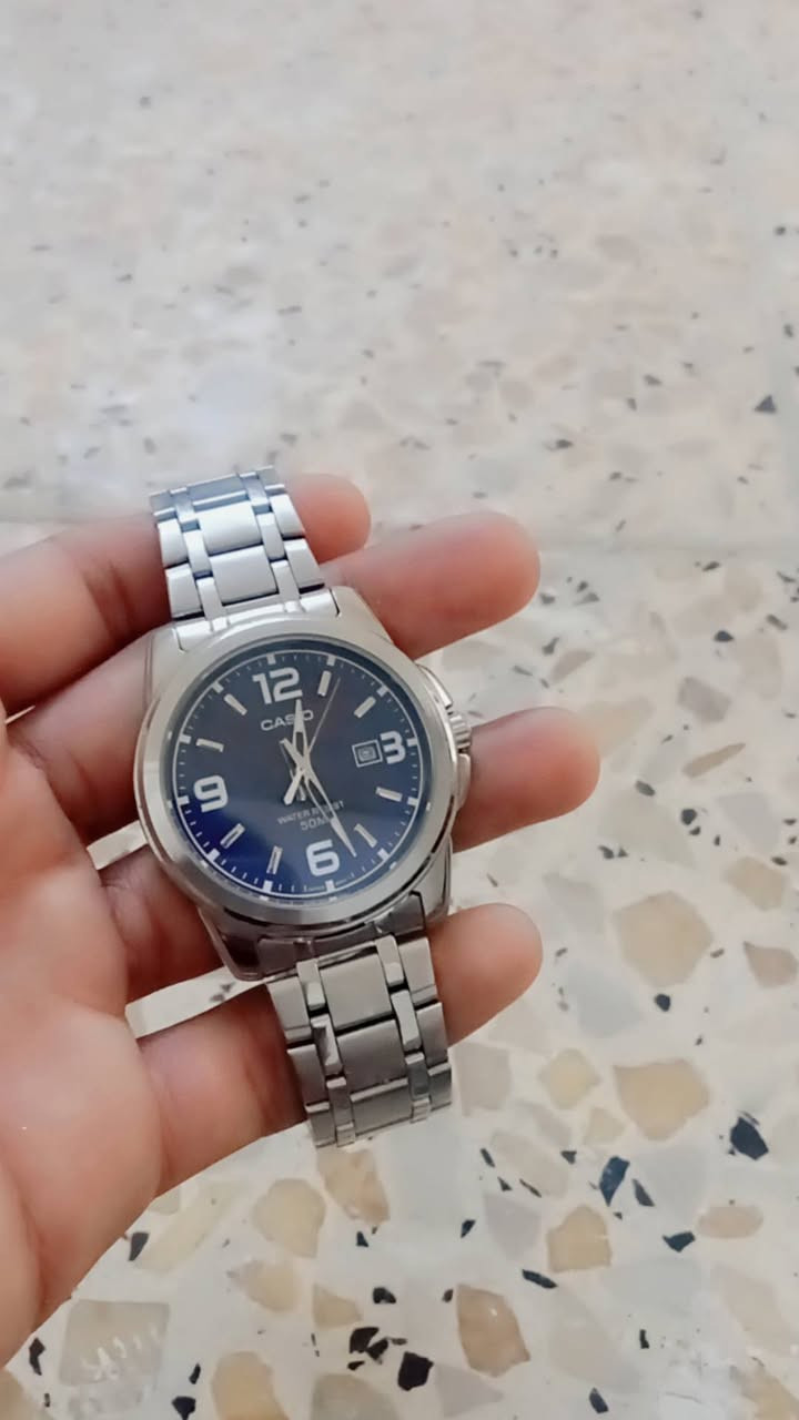 سلام عليكم
هذه ساعة من شركة Casio بتصميم كلاسيكي معدني، من موديلات MTP-1314D 

نوع الساعة: أنالوج (بعقارب)
السوار: ستانلس ستيل معدني
لون المينا: أسود

تعرض تاريخ اليوم 
مقاومة للماء 

الحركة: Quartz 
الأرقام الكبيرة: 12 و6 و9 لتسهيل قراءة الوقت
القفل: قفل معدني قابل للطي
الحجم التقريبي: بين 42–45 مم

تحتوي على زجاج معدني مقاوم للخدش الخفيف
دقة تقريبية ±20 ثانية بالشهر
عمر بطارية عدة سنوات 
للاستفسار تواصل خاص واتساب /***********
