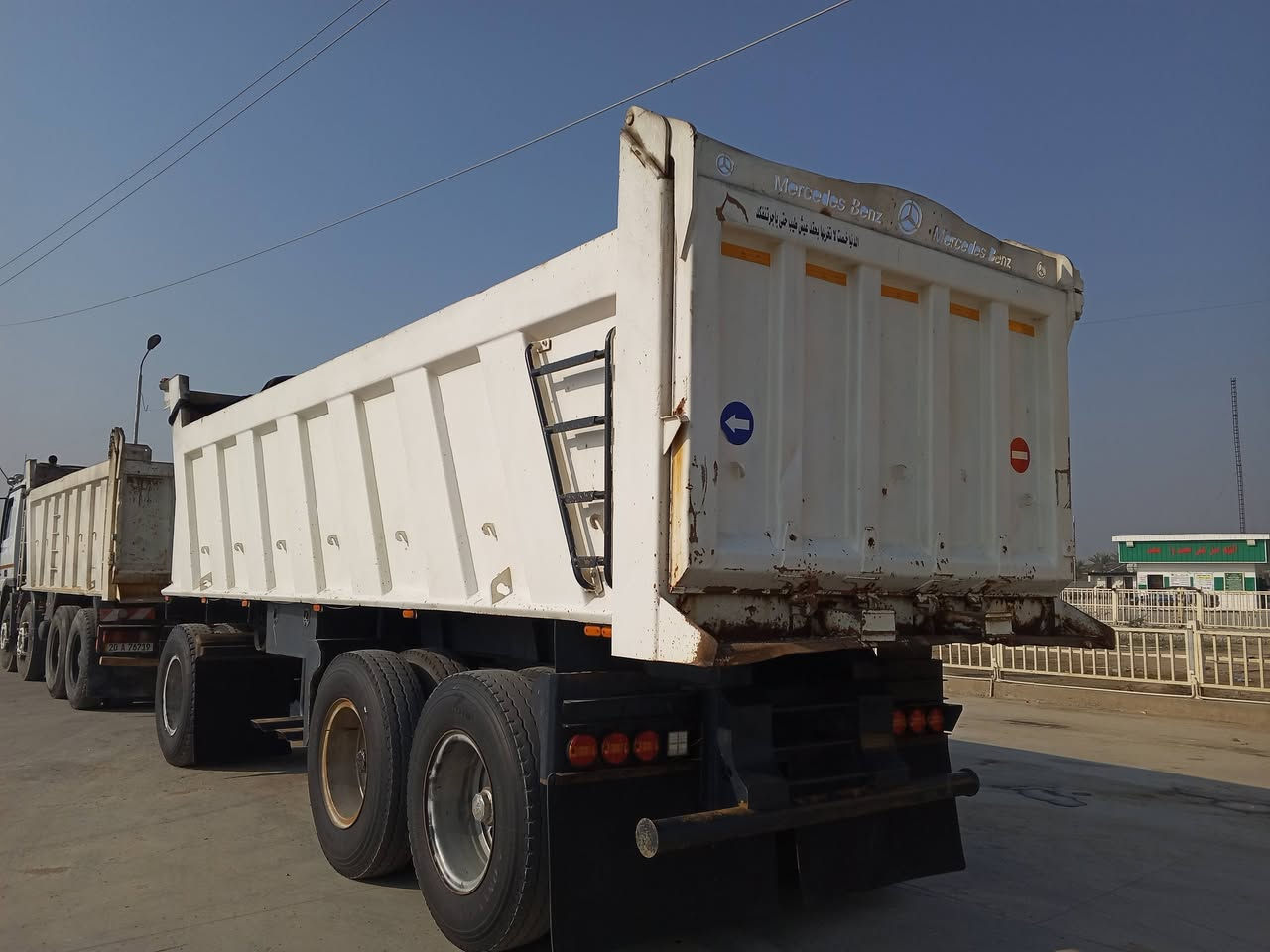 البيع مقطورة مايلر تفصل النجف عبودي وامين شاصي 16 دنانير 16 تخم تاير طول 7:30 ارتفاع 135 ذرعتها 22 حديد اوكراني مقطوره كفاله عامه *********** مكان واسط الصويره
