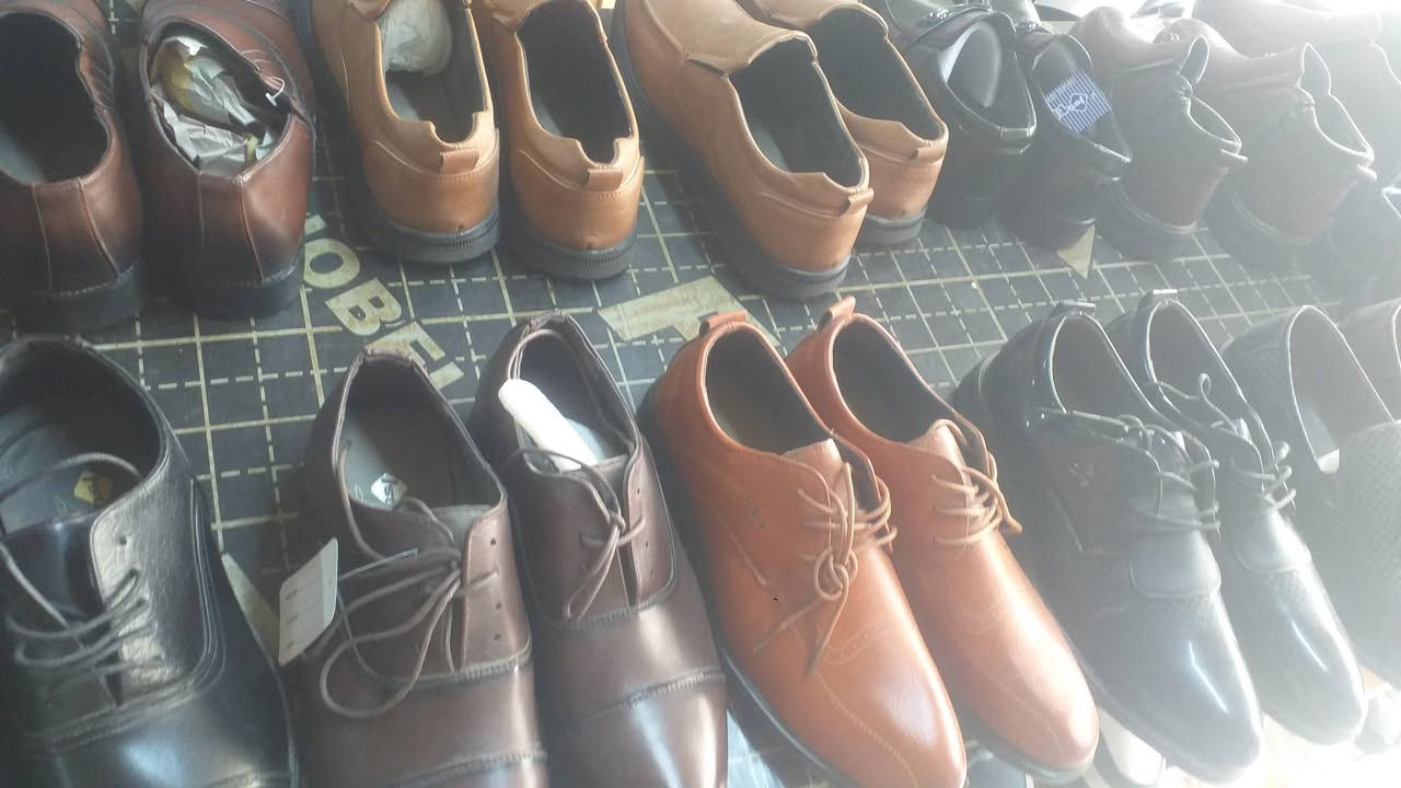 يتوفر احذيه جلد رجالي وشبابي سعر القطعه ٧ دينار العدد ١٢٠قطعه الاستفسار الاتصال على الرقم ***********
