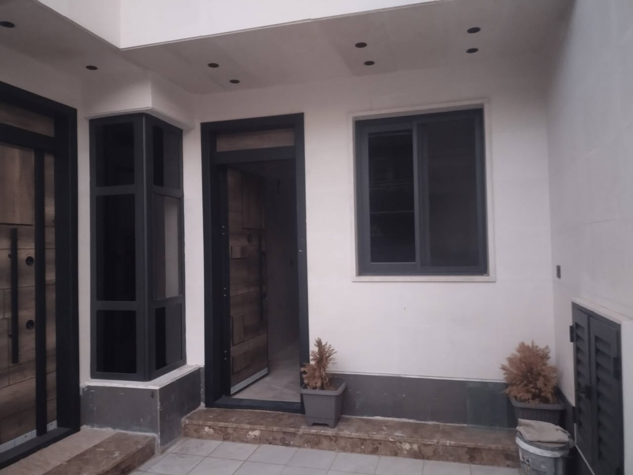 للبيع/
دار حديث 150م واجهة 7.50م 
مودرن 4 نوم بناء 2025 واجهة بورسلين وارضيات مرمر يحتوي على صالة ومطبخ حار بارد وهول حولي وحمامات عدد 4 وكراج سيارة 
الموقع/
ضباط السيدية قريب على الشارع التجاري وشارع الكويتي ش 12 م
للاستفسار
*********** واتس اب
غير متواجد على الفيس
