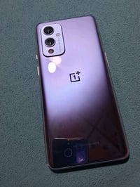 نظيف One plus 9 مراوس او بيع ب٢٤٠ مع شاحنة ١٢٠watt