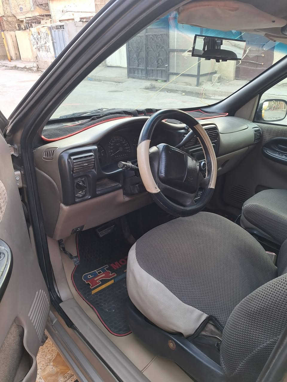 السلام عليكم اخوان للبيع شوفرليت فنجر 7 راكب موديل 2000 محرك V6 .3400 كير ومحرك وبلادي رقم بغداد ومكاني بغداد السياره بأسمي . السعر 55$ وبيها مجال هاتف ***********
