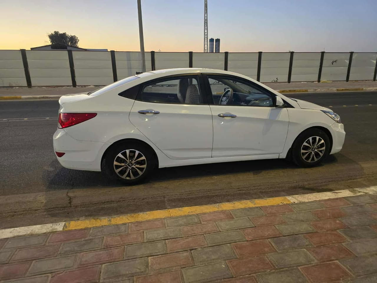 سياره اكسنت مويل 2012  وارد امريكي رقمه نكليزي هزه جديده سياره نضيفه تاخذه متصرف ربع عليه سعره 88 بيه رقمه كربلاء مكانه كربلاء مجال  للستفسار رقم وتساب ***********
