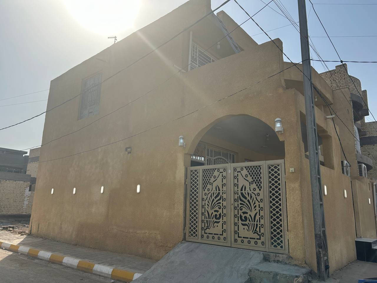 السلام عليكم دار للبيع طابو صرف ركن بشارع حكمت قريب على القسم البلدي مساحه البيت 142 طابقين
الطابق الأول بناء سنه 2021 استقبال ومطبخ وغرفه نوم وصاله وصحيات 
والطابق الثاني بناء سنه 2023 ثلاث غرف نوم وحده كاملة من كلشي والبقيه يحتاج لبخ وارضيه للاستفسار الاتصال على الرقم ‏‪***********
