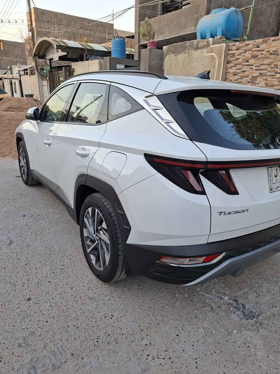 السلام عليكم 
توسان موديل ٢٠٢٠ شكل ٢٠٢١ السياره فول مواصفات 
عدى القمارة حديد 
بصمه كشنات كهرباء 
دخول ذكي مري شفط 
تحكمات استيرن 
شاشة كبيرة 
كامرة دوارة 
تشغيل عن بعد 
تبريد قطعتين 
تخم تاير جواها جديد باتري جديد 
السيارة بيها صبغ بابين عكس السياق بدون دواخل 
مكان السيارة الدورة  
ماشية ٧٩ الف وقابل للزيادة 
السعر 180 وبيها مجال بسيط حك الجية 
***********
***********
