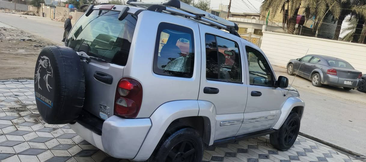 جيب ليبرتي فول مديل2007 رقم بغداد  انكليزي بسمي   مكينه وكير كله جديد فور ويل‏‪***********‬‏
حجم 6 3700  كير اوتوماتيك  تتفئه وتبريد كله شغال صدر خلفي امامي جديد تخم تاير جديد كشنات كهرباء 
سيدي واكس فول سستم صوت 
   مانع انزلاق  
كروز سرعه ABS لايت اوتو 
    بيه صبغ 5 قطع باقي بلادي  دوخلهه كله جديده شرط وترايك ١٨٠ وين ميعجبك  رايدهه 73 وبيهه مجال مكاني بغداد المدينه الصدر 
هاذه رقمي ‏‪***********‬‏
