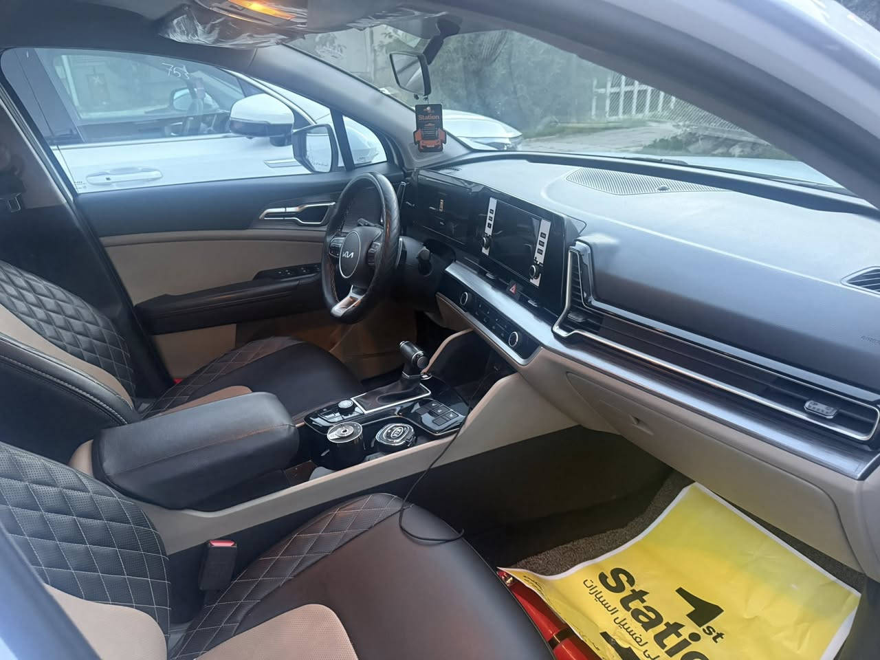 السلام عليكم
سبورتج موديل 24
كشنات كهرباء وتدفئه والستيرن تدفئه
شفتات بالستيرن 
حساس امامي خلفي 
كامره دواره 
ماشيه 27.600
بيها فطر بالشباك الامامي موضح بالصوره 
السياره مكفوله كفاله عامه 
السعر 22.250
***********
بغداد حي السلام السكني
متواجد واتساب
