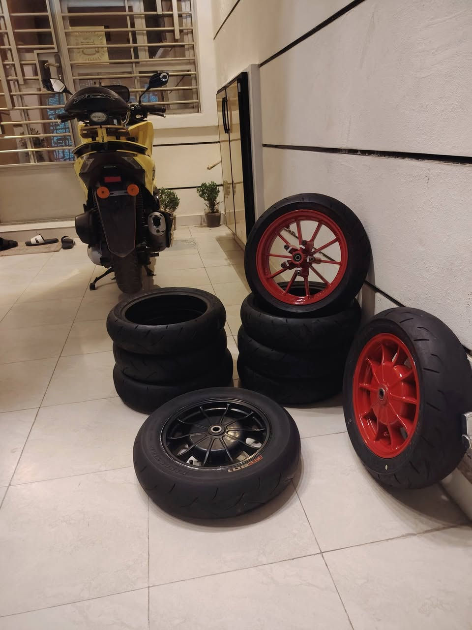 السلام عليكم
ويل كب RBM. احمر. بلادي.
فقط كلير.
تايرات جلاتين. باله ماركة MAXXIS
شراي. يتصل. ***********
يوجد خدمة توصيل كل محافظات
