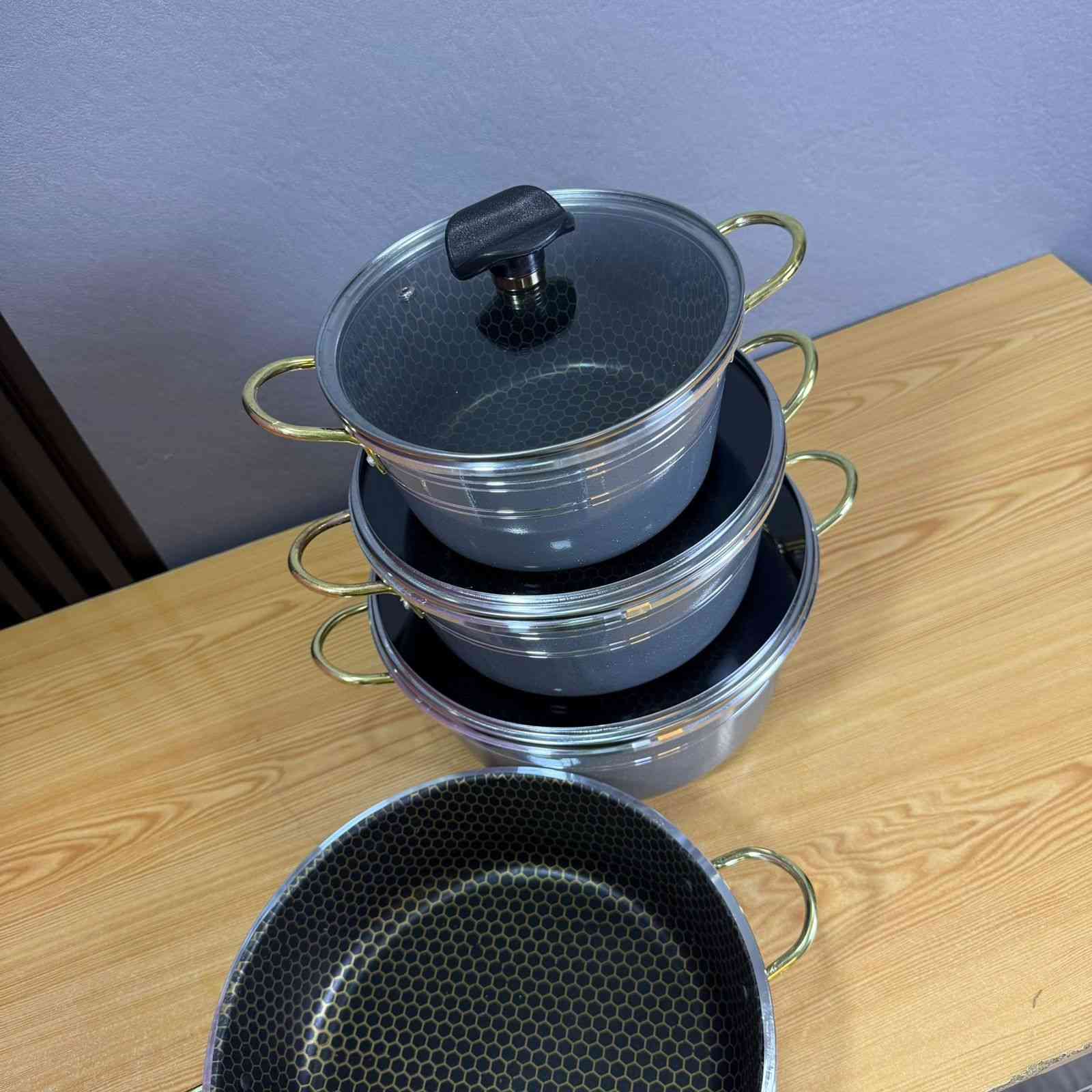 جداري عدد 4 مع سيت جدر فافون تصفية محل بسعر اقل من الجمله يوجد توصيل السعر 20 الف للسيت توصيل 5 الاف
***********
